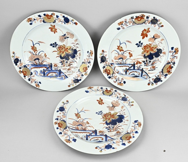 Trois grands plats en porcelaine chinoise Imari du XVIIIe siècle à décor de jardin et...