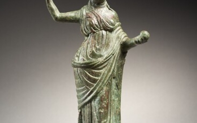 VÉNUS GENITRIX EN BRONZE Art romain d'Orient, 3e siècleStatuette représentant la déesse Vénus debout, vêtue...
