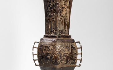 Vase à corps de losange à motifs archaïsants. Bronze....