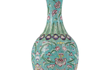 Vase en émail, Chine, Canton, XIXe s., décor de rinceaux de fleurs sur fond turquoise, h. 31,5 cm (petites restaurations)