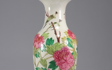 Vase en porcelaine qianjiang cai à décor d'oiseau Poids: 3.73 kg Région: Chine Dimensions: H=435mm...
