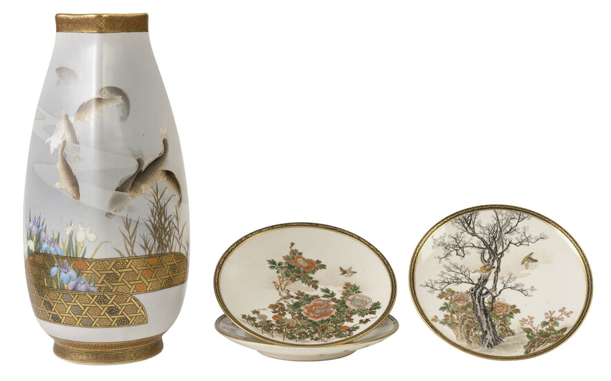 Vase et 3 coupelles en grès de Satsuma, Japon, XXe s.: 1 vase quadrangulaire, orné de carpes, fleurs et motifs géométriques, marque Kink
