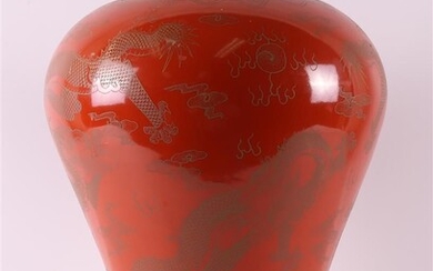 Vase meiping en porcelaine à glaçure rouge, d'après un exemple ancien Qianlong, Chine 21e siècle....