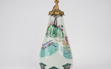 Vase piriforme en porcelaine de la famille rose, décor de zhoulao accompagné d'un disciple portant...