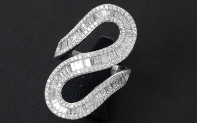 Vrij exceptionele ring van hoge kwaliteit met een apart design met dubbele lus in witgoud...