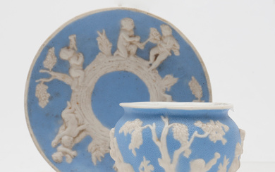 Wedgewood-like porcelain bowl with its plate, 20th Century.