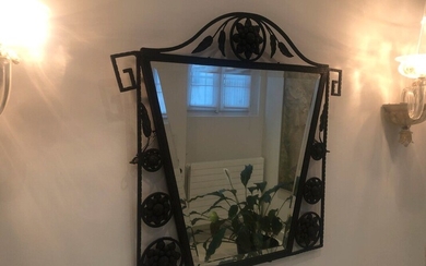 Wrought iron mirror with rosette and Greek decoration Circa 1930 Accident H. 71 - L. 76 cm