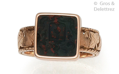 Yellow gold ring set with a square intaglio engraved with a coat of arms on blood jasper under a knight's helmet bearing the inscription " Ad siderpa Tollor ". The openwork ring chiselled with ivy leaves. Tour of doigt : 50. P. Brut : 3,2 g.