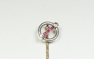 14K (585/oo) yellow gold tie pin centered in a round...
