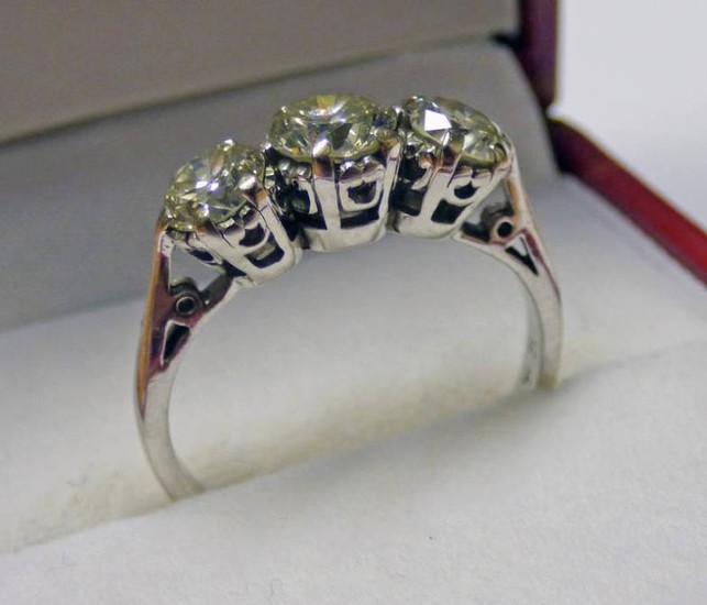 18CT WHITE GOLD 3-STONE DIAMOND SET RING, THE BRILLIANT-CUT...
