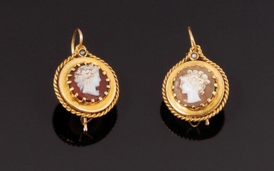 18k (750 thousandths) yellow gold dangling earrings decorated with cameos...