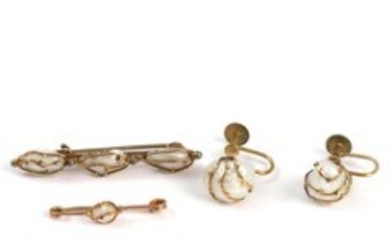 1918/1166 - Two pearl brooches and a pair of ear screws set with freshwater pearls, mounted in 14k gold. Brooches L. 2.4-4.1 cm. Weight app. 7 g. (4)