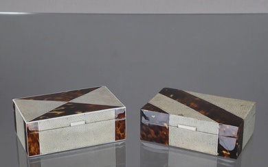 2 boîtes circa 1930 En bois blond gainé de galuchat et plaqué d’écailles, prises en...