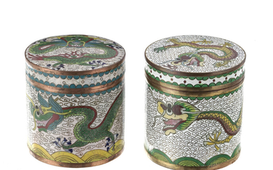2 boîtes circulaires en émaux cloisonnés, Chine, XXe s., décor de dragons chassant la perle flammée dans les nuées sur fond blanc, dia