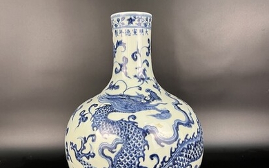 二十世纪青花龙纹天球瓶 20THC BLUE AND WHITE CELESTIAL SPHERE VASE