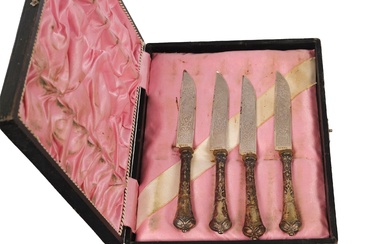 4 couteaux à fruits Poignées en argent, lames en acier Longueur des couteaux 19,5 cm...