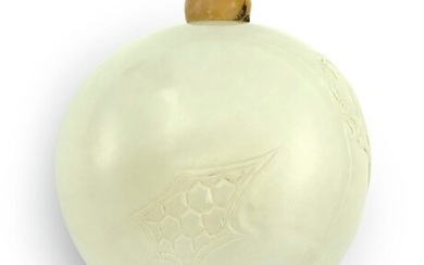 A WHITE JADE 'POMEGRANATE' SNUFF BOTTLE QING DYNASTY, 19TH CENTURY