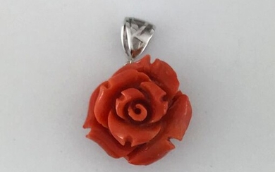 750°/°°° white gold pendant with a chiselled coral rose, Gross weight: 5,32g