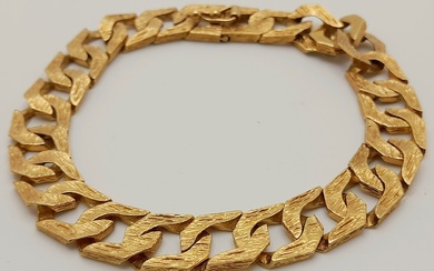 A 9 K yellow gold chain bracelet with a...