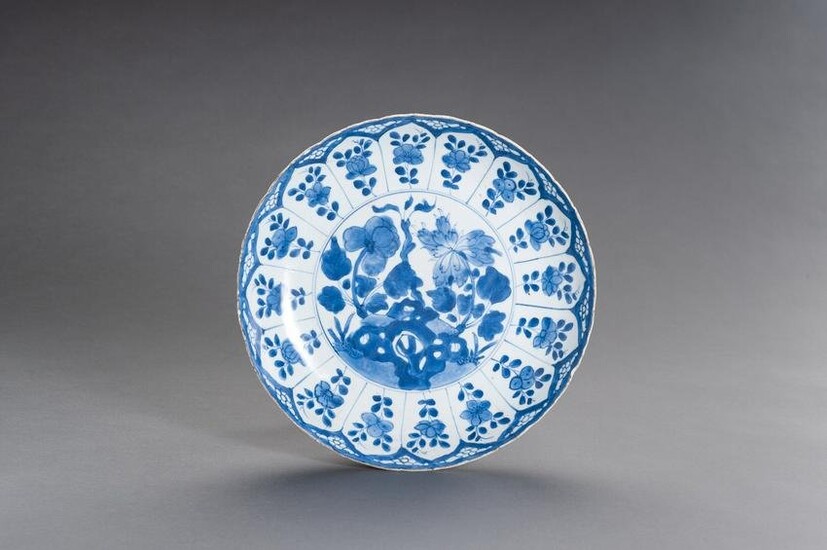 A BLUE AND WHITE PORCELAIN 'FLORAL' DISH, KANGXI