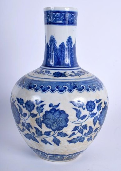 A CHINESE BLUE AND WHITE PORCELAIN VASE BEARING