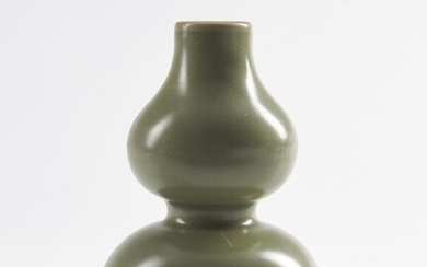 A CHINESE LONGQUAN DOUBLE GOURD VASE YUAN (1279-1368) OR MING (1368-1644) DYNASTY, 14TH CENTURY