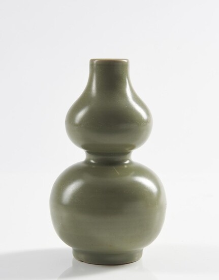 A CHINESE LONGQUAN DOUBLE GOURD VASE YUAN (1279-1368) OR MING (1368-1644) DYNASTY, 14TH CENTURY
