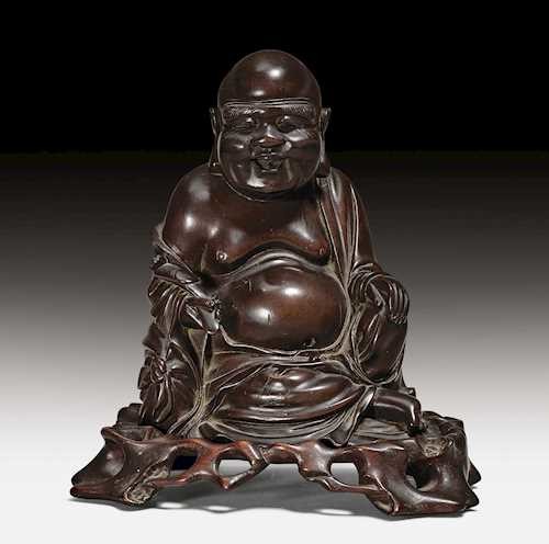 A FINELY CARVED WOOD SCULPTURE OF BUDAI.
