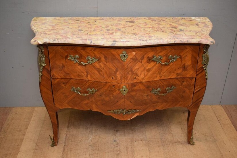 A FRENCH LOUIS XV KINGWOOD MARQUETRY 2 DRAWER COMMODE C.1930'S - WITH A KEY (A/F) (87H x 131W x 50D CM) (PLEASE NOTE THIS HEAVY ITEM..