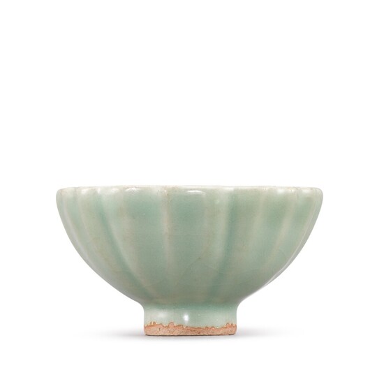 A Longquan celadon 'chrysanthemum' cup, Southern Song - Yuan dynasty 南宋至元 龍泉青釉菊瓣盃