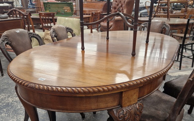A MAHOGANY WIND OUT OVAL DINING TABLE WITH ONE LEAF, THE GADROONED EDGED TOP ON FOUR CABRIOLE LEGS