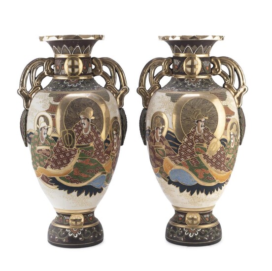 A PAIR OF BIG JAPANESE POLYCHROME AND GOLD ENAMELED CERAMIC VASE EARLY 20TH CENTURY. HAIRLINE.