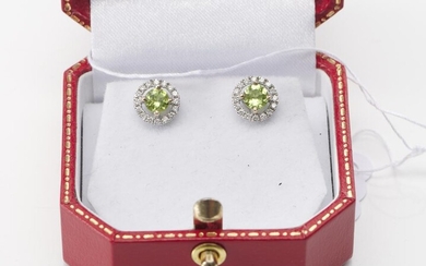A PAIR OF PERIDOT AND DIAMOND CLUSTER EARRINGS IN 18CT WHITE GOLD, TO POST AND BUTTERFLY FITTINGS, DIAMETER 8.2MM, BOXED