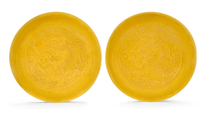 A PAIR OF YELLOW-GLAZED 'DRAGON' DISHES, 19TH-20TH CENTURY