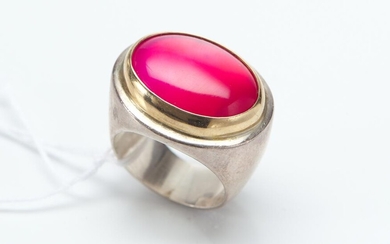 A PINK FOILED BACK STONE RING IN 9CT GOLD AND STERLING SILVER, BY FIORINA, SIZE M - N, 26.3GMS