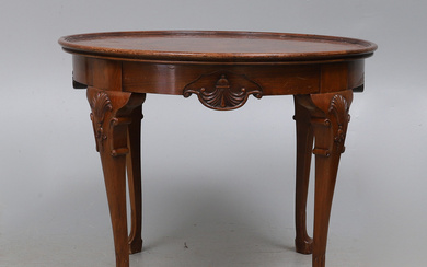 A REPRODUCTION MID 18TH CENTURY STYLE WALNUT AND BURR WALNUT VENEERED CENTRE TABLE.