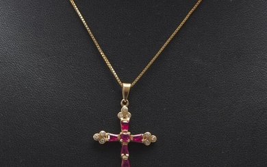 A RUBY AND DIAMOND CROSS PENDANT IN 14CT GOLD, WITH FINE TRACE CHAIN IN 9CT GOLD, LENGTH OF THE CROSS 30MM, TOTAL WEIGHT 3.3GMS