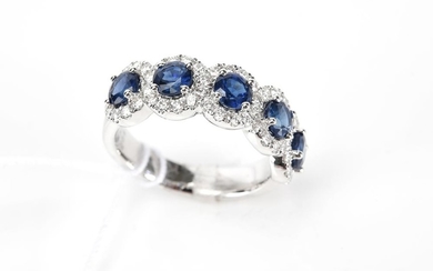 A SAPPHIRE AND DIAMOND RING IN 18CT WHITE GOLD, SIZE L