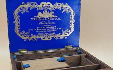 A VICTORIAN WINSOR & NEWTON MAHOGANY PAINT BOX WITH COMPARTMENTS ABOVE A DRAWER CONTAINING CERAMIC