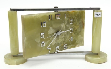 A VINTAGE QUARTZ MOVEMENT MANTEL CLOCK, HOUSED IN A NICKEL MOUNTED GREEN ONYX SURROUND, 36 CM WIDE, 19 CM HIGH