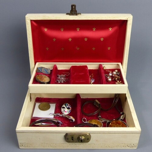A box of jewellery including a large Sterling silver amber p...