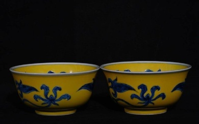 A pair of Ming Chenghua yellow-glazed blue-and-white floral cups