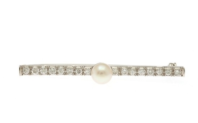 A pearl and diamond brooch set with a cultured pearl and numerous brilliant-cut diamonds totalling app. 0.55 ct., mounted in 18k white gold. L. 5.3 cm.