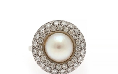 A pearl and diamond ring set with a mabé pearl encircled by numerous diamonds weighing a total of app. 0.90 ct., mounted in 18k white gold. Size 51.