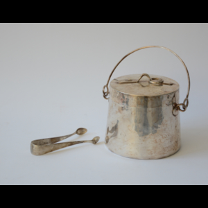 A silver ice bucket with not pertaining ice tongs (g 740 ca.)