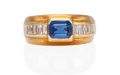 AN 18K GOLD, SAPPHIRE AND DIAMOND RING