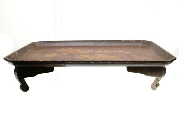 AN ANTIQUE CHINESE WOODEN HAND-PAINTED TABLE