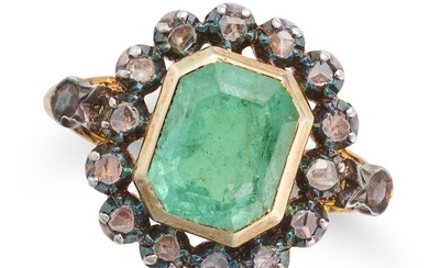 AN ANTIQUE EMERALD AND DIAMOND RING in 18ct yellow gold and silver, set with an octagonal step cut