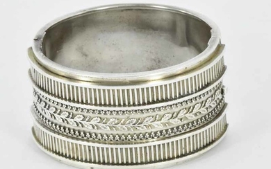 AN ANTIQUE STERLINLG SILVER BANGLE