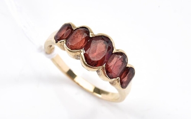 AN ANTIQUE STYLE FIVE STONE GARNET RING IN 9CT GOLD, SIZE N, 2.8GMS
